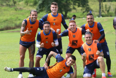 Dayro Moreno, Juan Camilo García, Dayro Moreno, Mateo Zuleta, Kevin Tamayo, Iván Rojas, Jefry Zapata y Juan Felipe Castaño posan para la foto. El Once Caldas jugará hoy, en Quito, el primero de los dos partidos por los cuartos de final de la Copa Sudamericana.