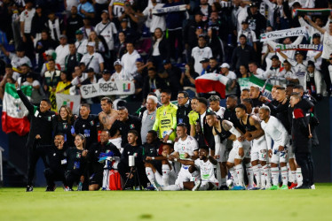 El Once Caldas, con sus aficionados atrás, posa para la foto del recuerdo en la cancha del estadio Banco Guayaquil, de Quito (Ecuador), en donde le ganó 0-2 a Independiente del Valle.