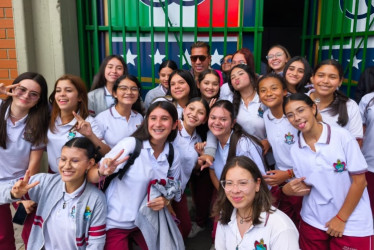 Dayro Moreno posa para la foto con estudiantes de la ciudad que fueron a esperarlo. El goleador estuvo con Colombia en las Eliminatorias.