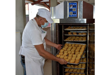 Una panadería es parte de las ventas que permiten sobrellevar los altos costos del Hogar Nuestra Señora de las Mercedes, en Salamina.