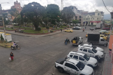Plaza de San Sebastián. Peligro para los peatones que pasan del andén al parque.