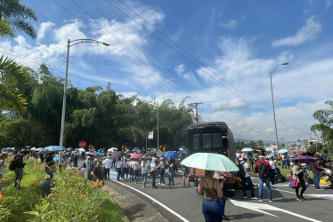 Unos 500 docentes del Eje Cafetero bloquean la vía La Romelia - El Pollo en protesta por los problemas de su sistema de salud. El plantón se extendería tres días.