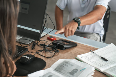 Tramitar la licencia de conducción en Caldas requiere inscripción en el RUNT, curso, exámenes médicos y trámite formal ante tránsito.