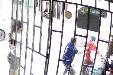 Hubo forcejeo y el dueño de lo ajeno intentó apuñalarlo.