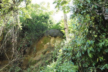 Esta es la piedra en el barranco saliendo de Villamaría.