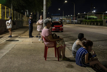 Personas durante los sismos de la semana anterior esperando poder ingresar a sus viviendas en Maracaibo (Venezuela). 