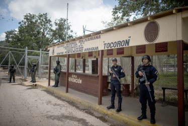 Fotografía de archivo fechada el 23 de septiembre de 2023 que muestra militares durante un operativo en la entrada del centro penitenciario Tocorón en Venezuela.