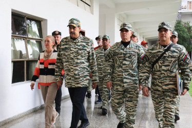 El presidente de Venezuela, Nicolás Maduro, caminando junto al ministro del Poder Popular para la Defensa de Venezuela, Vladimir Padrino López, durante un acto de activación de las Unidades Comunales Milicianas. 