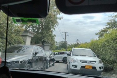 Así se ve el mal parqueo en este sector de Santágueda.