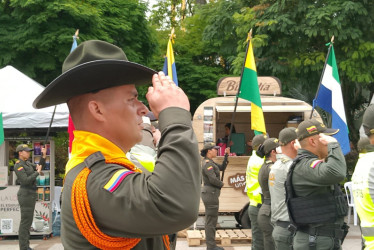 Chinchiná se prepara para recibir el Plan Cosecha 2025 en el Parque de Bolívar. Este evento marca la apertura oficial de la recolección de café de la cosecha de fin de año, la cual ya ha comenzado en muchas fincas. Durante la jornada, se explicará cómo se distribuirán los uniformados para custodiar tanto los cascos urbanos como las áreas rurales de los municipios cafeteros de Caldas, garantizando la seguridad y el orden durante la temporada.