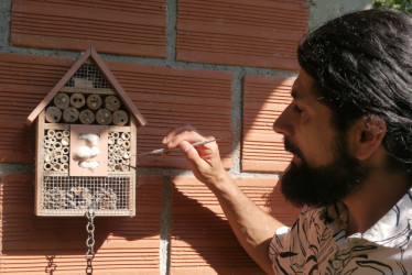 En la vereda Alto de La Mina, en Chinchiná (Caldas), un grupo de familias caficultoras conformó una asociación denominada Familias Custodias de las Abejas. 