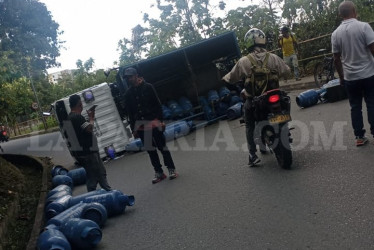 El conductor del camión presentó lesiones leves en un brazo.