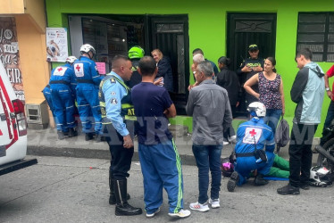 En el accidente entre una moto y un peatón, en el barrio Solferino, dos personas sufrieron lesiones.