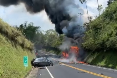 Producto de la colisión de ambos vehículos, el camión se incendió y provocó el cierre de la vía que comunica el Valle del Cauca con Armenia.