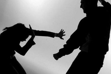 El atacante, quien era esposo de la víctima, le propinó 13 martillazos y luego apuñaló a la mujer, que lucha por sobrevivir en un hospital del sur de Bogotá