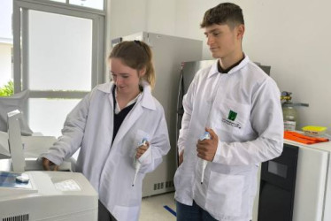  Foto I Cortesía Universidad de Manizales I LA PATRIA  Anna Rau, de la Universidad de Rostock, y Julian Etienne Koop, de la Universidad de Lübeck, ambas en Alemania, en el Laboratorio de Proyectos de Investigación de la Universidad de Manizales.