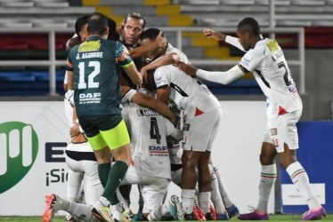 Los jugadores del Once Caldas celebran el 1-0 parcial en la derrota 2-1 en su visita al América de Cali. El equipo perdió con los suplentes mientras que los titulares descansaron para la vuelta de la Copa Sudamericana.