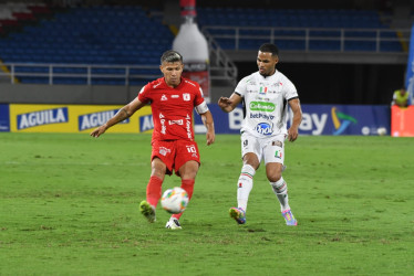 Felipe Gómez, del Once Caldas, disputa la pelota con Rafael Carrascal, del América, este viernes en el estadio Pascual Guerrero.