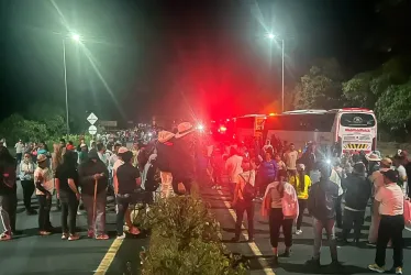 Campesinos y líderes indígenas se concentraron en el peaje de Circasia para exigir titulación de tierras y protección del agua, en protesta pacífica.