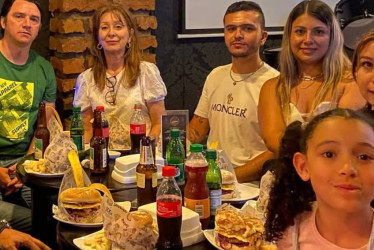 La comunidad hizo el recorrido por los diferentes establecimientos participantes y degustó hamburguesa en compañía de familiares y amigos. 