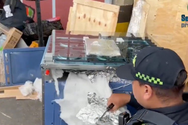 La Policía detuvo en el aeropuerto internacional El Dorado de Bogotá a una mujer que presuntamente pretendía enviar veintiún kilos de marihuana en una estufa