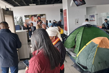 Fotos I Cortesía para LA PATRIA  Trabajadores de la educación sigue con la que llaman toma pacífica de Bogotá, que incluye el cierre de la sede del Ministerio de Educación y plan tortuga en la atención en colegios públicos del país, incluidos de Caldas. . 