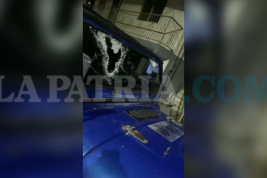El vehículo en el que se transportaban cerca de 15 aficionados terminó dañado tras el ataque con piedras y a bala.
