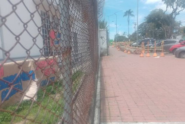 Foto I LA PATRIA   La Alcaldía de Manizales continúa con los trabajos dle Bulever de Chipre. Las intervenciones incluyenn una ciclorruta que en su paso incluirá el andén de la escuela Julio Zuluaga. Comunidad rechaza esa obra. 
