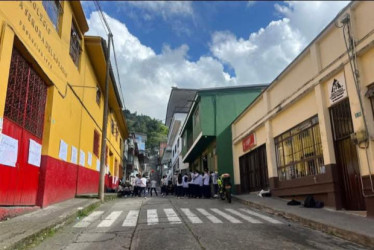 Foto I Cortesía para LA PATRIA  El paro en la Institución Educativa Nuestra Señora del Rosario, de Manzanares, comenzó el lunes y terminó el martes, luego de que la comunidad expuso 21 compromisos. 