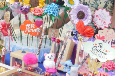  La celebración del Amor y la Amistad se vive con entusiasmo y con ventas. Comerciantes formales e informales instalan sus carpas en el Parque de Bolívar durante dos días para exhibir flores, chocolates, peluches y otros detalles que atraen a los compradores.