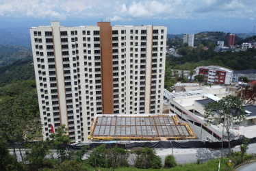 Casa propia: un sueño que toca techo a temprana edad. Tres problemas posponen ilusiones de adquirir un hogar propio. En Manizales, dos jóvenes relatan los retos de ese proyecto de vida. Un experto ofrece consejos y ahonda en el sector.