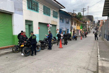 Las autoridades aseguran que los controles se hacen, pero la ciudadanía aprovecha grupos de WhatsApp para advertir a los infractores y para citar a piques.