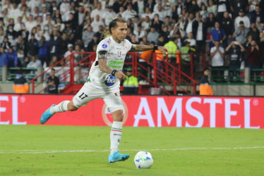 Dayro Moreno cobró el primer penalti del Once Caldas en el desempate ante Independiente del Valle. Marcó, pero sus compañeros no mantuvieron la diferencia y el equipo quedó eliminado de la Copa Sudamericana.