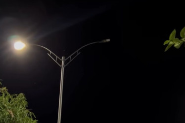 Carolina Giraldo denuncia irregularidades en la modernización del alumbrado público de Pereira, mientras que Alejandro Giraldo señala montos adicionales