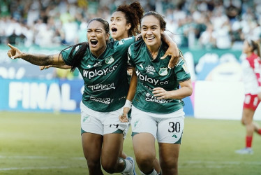 Las jugadoras del Deportivo Cali celebran el gol que les permitió igualar la serie ante Santa Fe para después llevarse el título desde el punto penal.