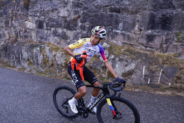 El ciclista colombiano Egan Bernal (c), del INEOS Grenadiers, se proclama vencedor de la etapa 16 de la Vuelta Ciclista a España que se disputa este martes entre Poio y Mos-Castro de Herville (Pontevedra), de 167.9 km de recorrido.