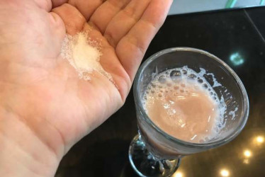 No reciba bebidas ni alimentos de personas desconocidas, por más confiables que parezcan.