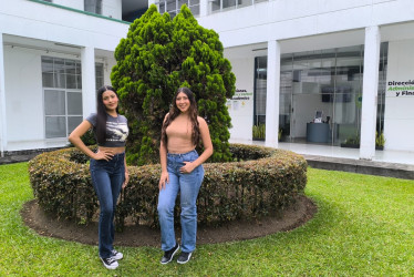 María Fernanda Valenzuela y Angeline Angulo, ambas estudiantes de Ciencias de la Comunicación, llegaron a la Escuela de Comunicación Social y Periodismo de la Universidad de Manizales. 