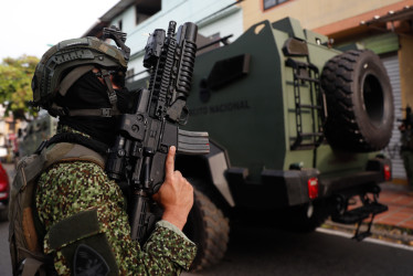 Un integrante del Ejército patrulla el barrio Siloé este jueves, en Cali (Colombia). 