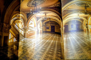 Los pasillos, los salones, sus columnas y sus escaleras fueron fotografiadas. La luz jugó un papel primordial para intensificar los colores.