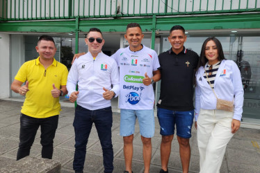 Norbey Peñaranda y Naren Barragán (c), hinchas que llegaron del sur de Bolívar para ver al Once Caldas en la Copa Sudamericana.