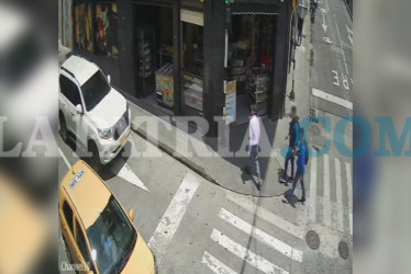 La víctima asegura que los presuntos ladrones (uno de gorra en la foto), le suministraron alguna sustancia.