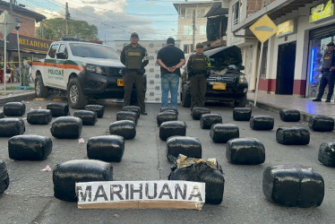 Conductor de carro intentó fugarse de un puesto de control con 254 kilos de marihuana. En la vía La Paila - Armenia se encunetó y lo atraparon 