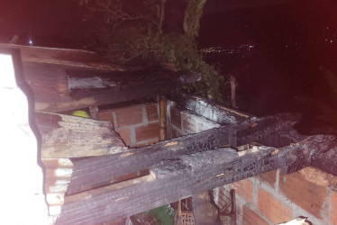 Habitantes de la casa y sus vecinos debieron enfrentar las llamas, mientras los socorristas sorteban la dificultad de la vía.