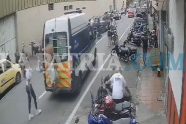 El indigente estuvo colgado del vehículo durante un largo tramo, sin que nadie se percatara de su presencia.