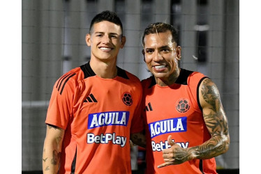 James Rodríguez y Dayro Moreno durante el entrenamiento de este martes.