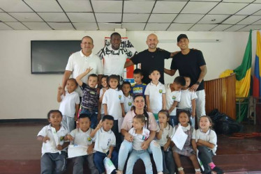  Fotos I Cortesía I.E. Rafael Pombo para LA PATRIA  Los exjugadores del Once Caldas Elkin Soto, Ervin Maturana, Harrison Henao y del kinesiólogo Miguel Rodas, visitaron el colegio Rafael Pombo, en zona rural de Manizales.