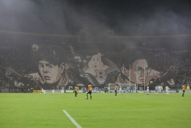 Con este tifo la barra Holocausto Norte le recordó el fantasma del descenso al Deportivo Pereira.