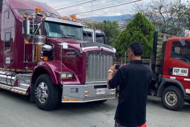 Juan Esteban Ayala Lara, de 19 años, es un joven manizaleño apasionado por el mundo del transporte de carga pesada.