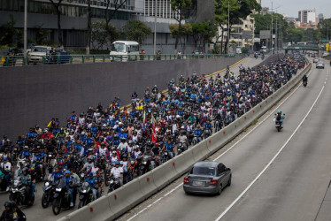 Miles de motoristas simpatizantes del chavismo rodaron por calles de Caracas en respaldo al presidente venezolano, Nicolás Maduro, y en contra de las que señalaron como “amenazas” de Estados Unidos.